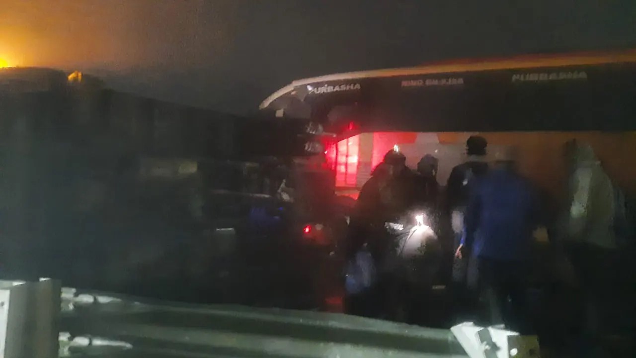 এক্সপ্রেসওয়েতে দাঁড়িয়ে থাকা ট্রাকে বাসের ধাক্কা, নিহত দুই